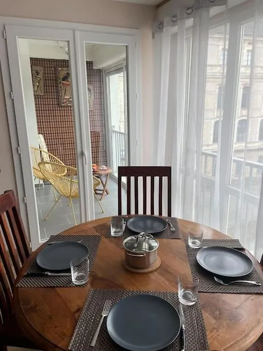 Appartement Idealement Place A Vannes Apartment